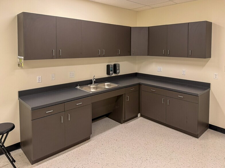 More Photos Of 10841 Pellicano Dr, El Paso Distribution For Lease