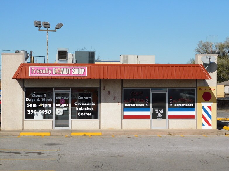 More Photos Of 1901-1921 NW Sheridan Rd, Lawton Restaurant For Sale