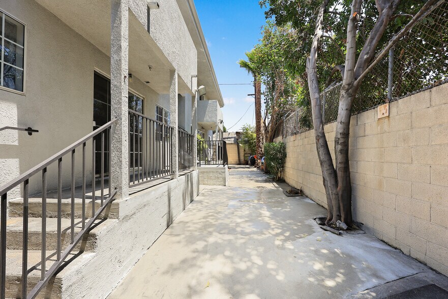 More Photos Of 2104 Mozart St, Los Angeles Apartments For Sale