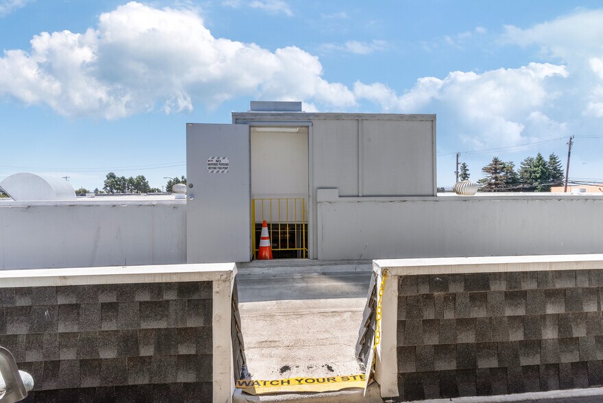 More Photos Of 8399 Edgewater Dr, Oakland Warehouse For Lease