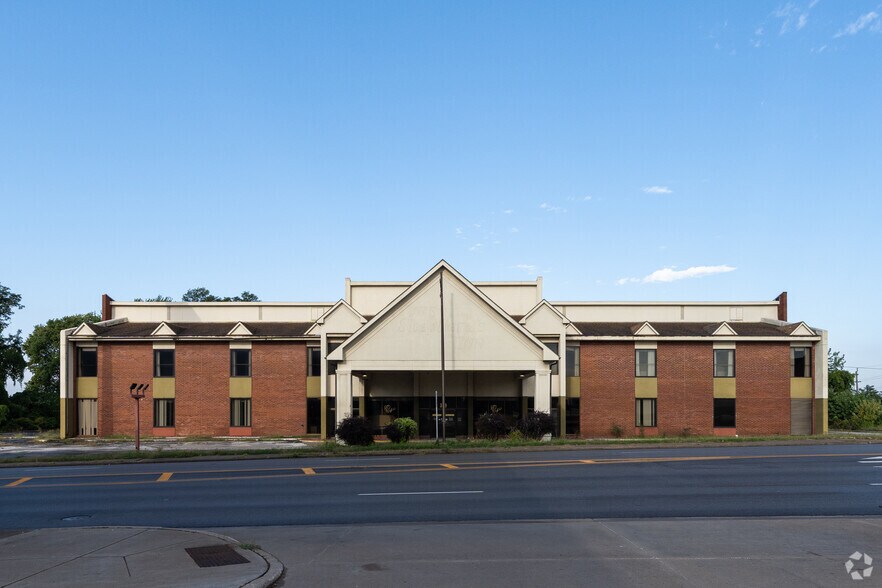 More Photos Of 300 S 3rd, Quincy Hotel For Sale