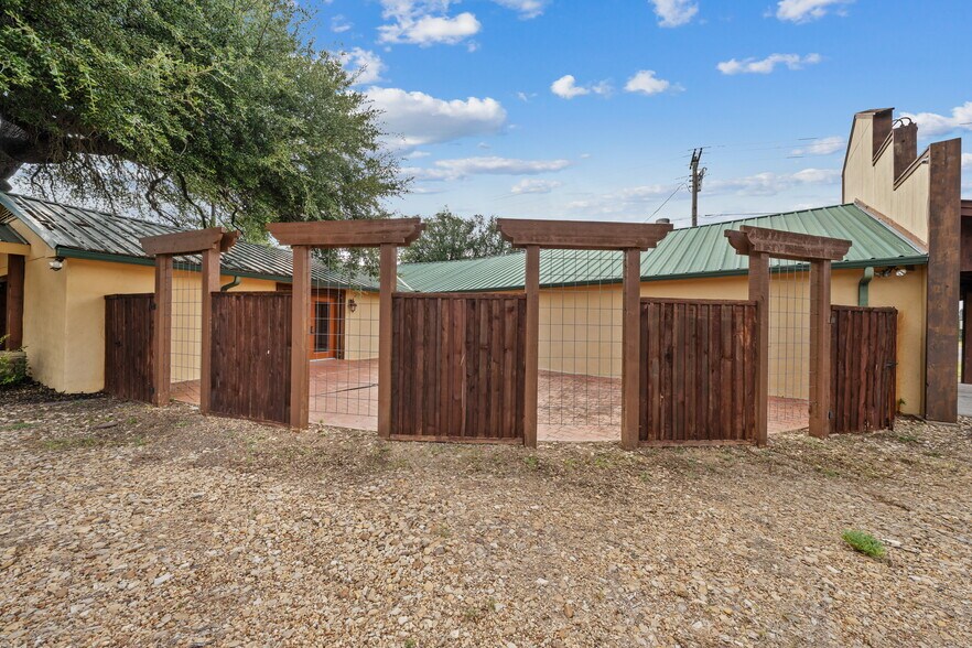 More Photos Of 6401 Rock Creek Rd, Waco Freestanding For Sale