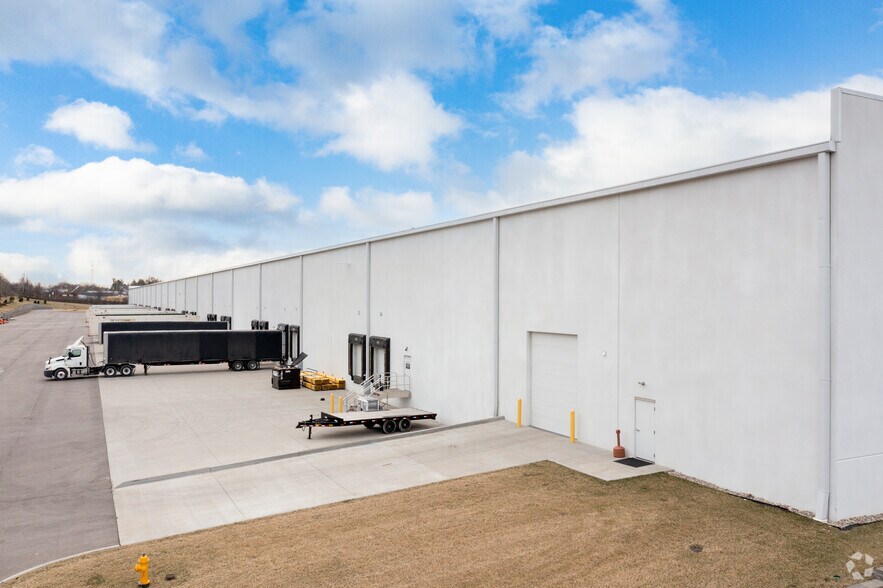 More Photos Of 400 Kenton Lands Rd, Erlanger Distribution For Lease