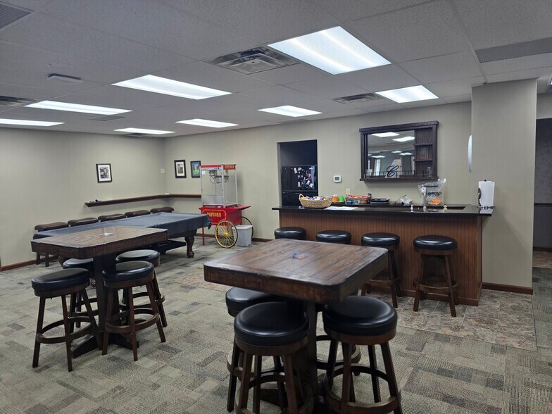 More Photos Of 5342 W Vermont St, Indianapolis Office For Sale