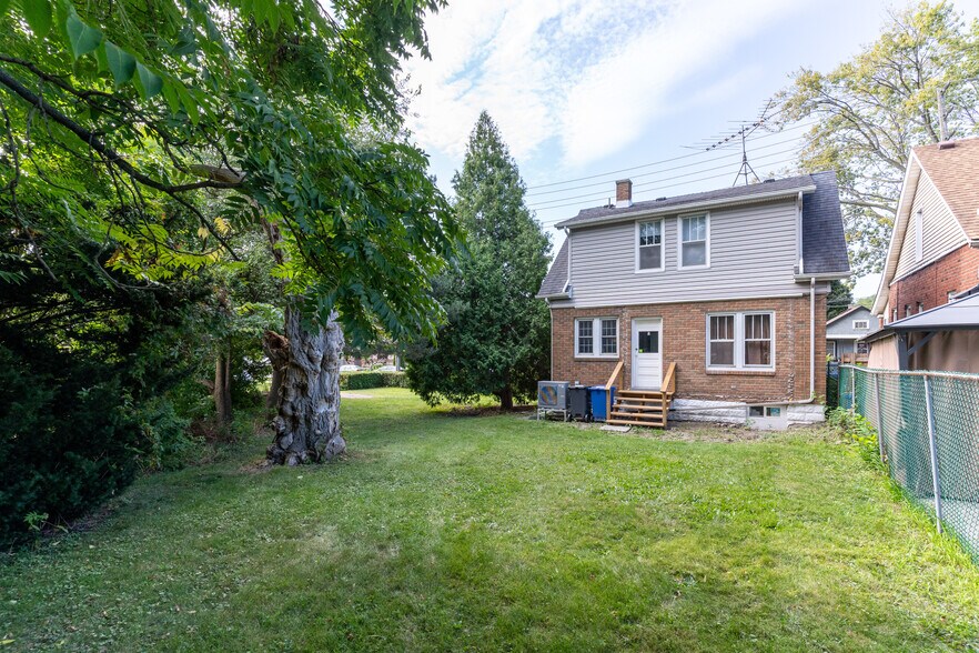 More Photos Of 738 Brock St, Windsor Multifamily For Sale