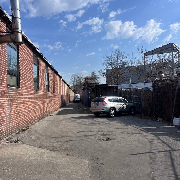 More Photos Of 717-721 3rd Ave, Mount Vernon Warehouse For Lease