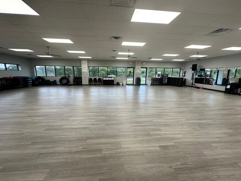 More Photos Of 7125 Metropolitan Blvd, Barnhart Unknown For Lease