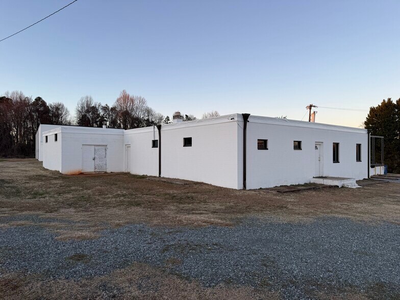 More Photos Of 630 Trindale Rd, Trinity Warehouse For Lease