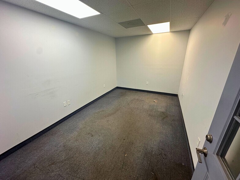 More Photos Of 6009 15th St E, Bradenton Warehouse For Lease