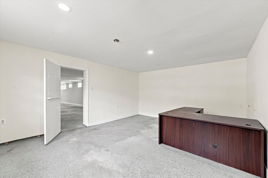 More Photos Of 806 Powell Ave, Darby Office For Sale