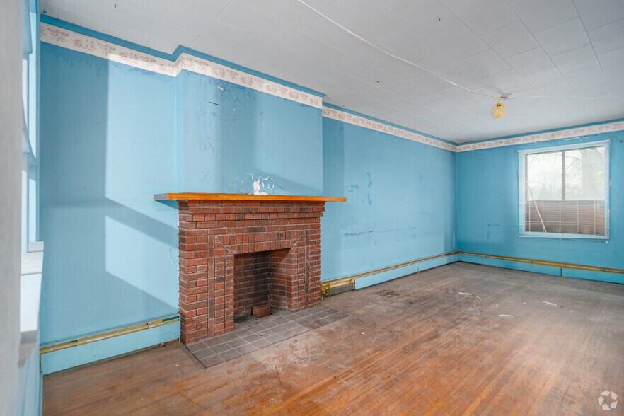 More Photos Of 118 Cass St, Woodstock Storefront For Sale