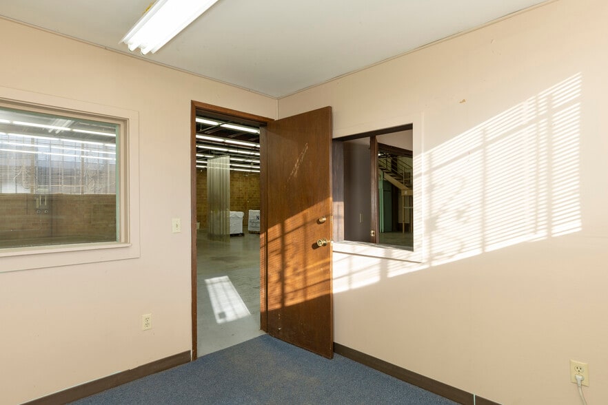 More Photos Of 4400 24th Ave W, Seattle Manufacturing For Sale