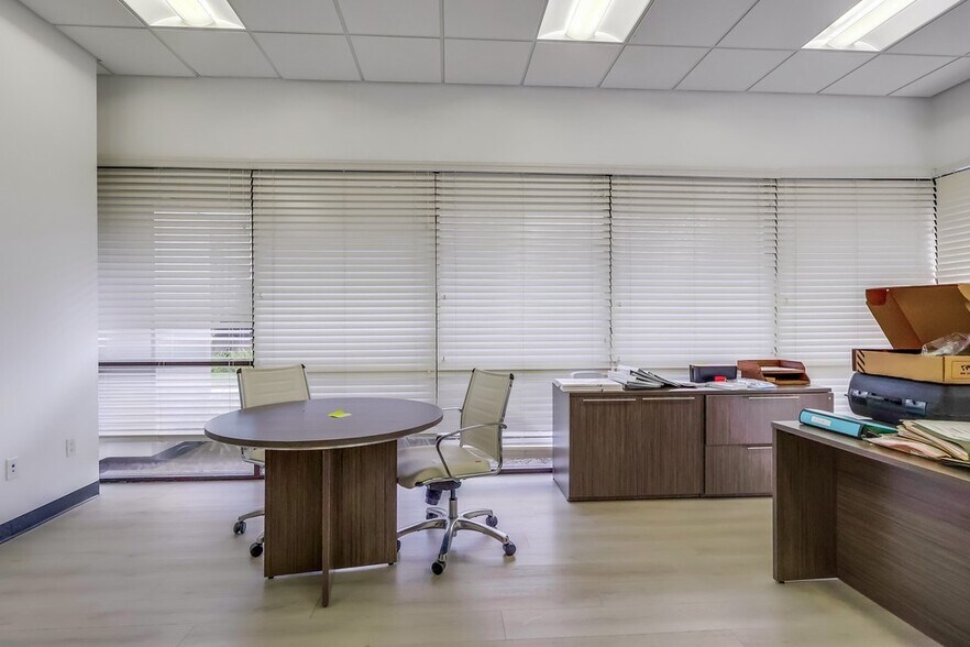 More Photos Of 5947-5951 Variel Ave, Woodland Hills Office For Sale