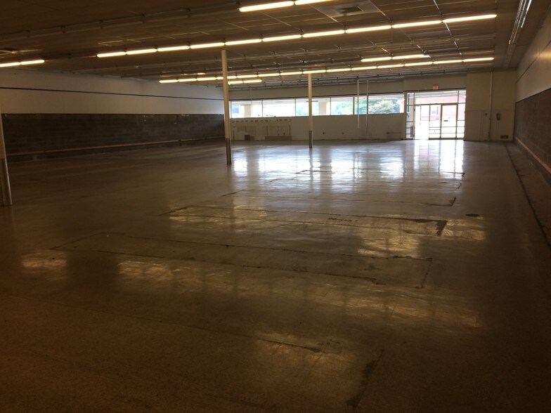 More Photos Of 7327-7333 Peppers Ferry Blvd, Radford Storefront For Lease