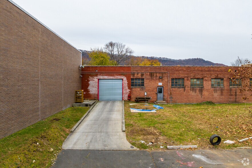 More Photos Of 152 Broadway, Haverstraw Warehouse For Lease