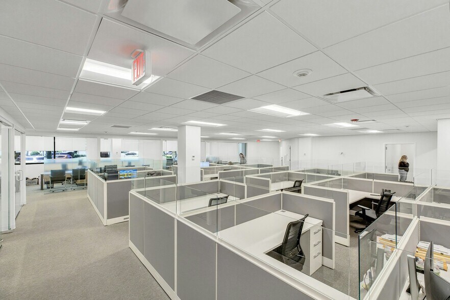 More Photos Of 1000 Woodbury Rd, Woodbury Office For Lease