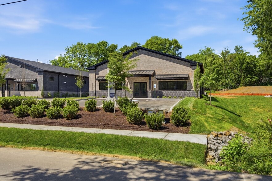More Photos Of 136 Shivel Dr, Hendersonville Showroom For Sale