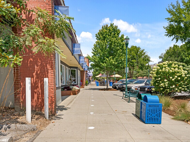 More Photos Of 125 S Main St, Hendersonville Storefront For Sale