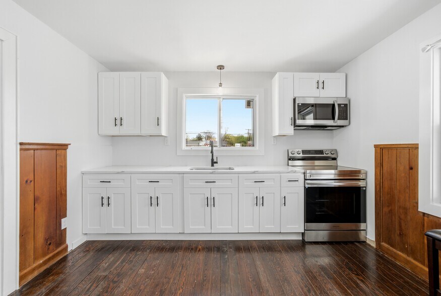 More Photos Of 749 E Main St, Kings Park Office For Sale