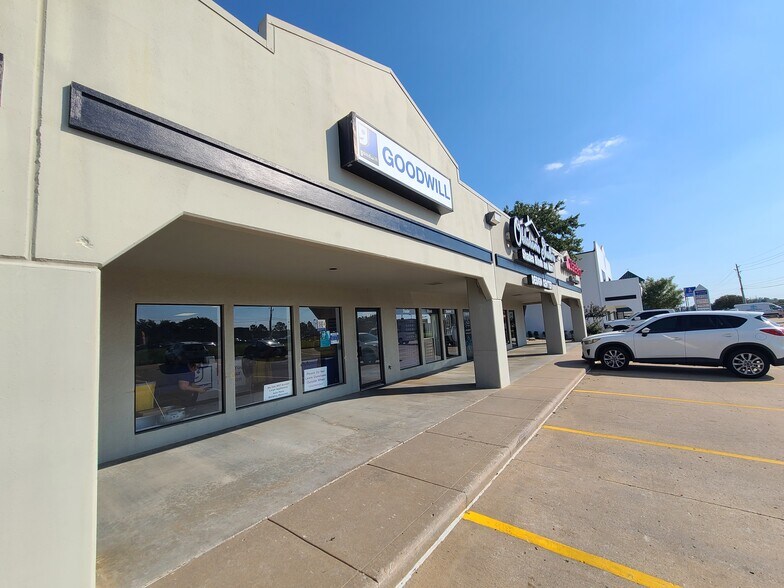 More Photos Of 11001-11013 S Memorial Dr, Tulsa Unknown For Lease