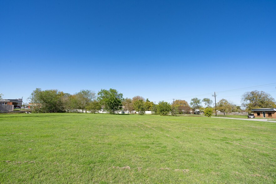 More Photos Of TBD S Commerce St, Lockhart Land For Sale