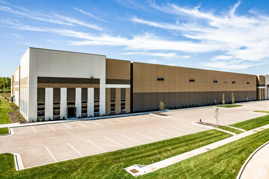 More Photos Of 14300 NE 41st St, Kansas City Distribution For Lease
