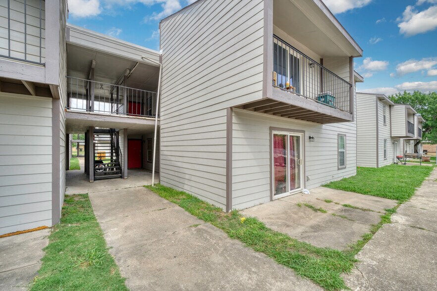 More Photos Of 2000 Kazmeier Plz, Bryan Apartments For Sale