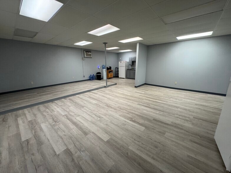 More Photos Of 706 N Perry St, Palestine General Retail For Sale