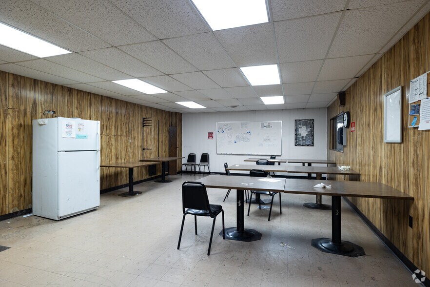 More Photos Of 209 W Main St, Linn Warehouse For Lease