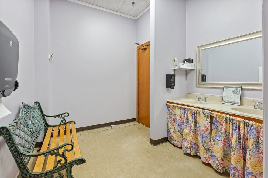 More Photos Of 646 Daniel Webster Hwy, Merrimack Specialty For Lease