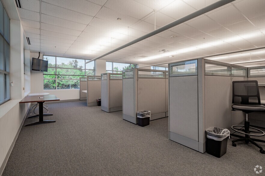 More Photos Of 10000 Rogers Run, San Antonio Office For Sale