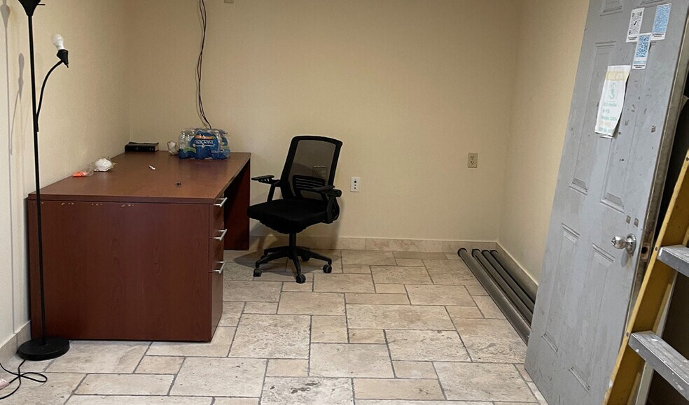 More Photos Of 326 N Avalon Blvd, Wilmington Service For Sale