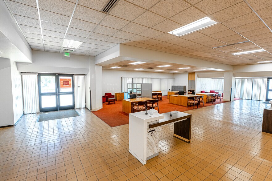 More Photos Of 2495 Lakeshore Dr, Lake Elsinore Bank For Sale