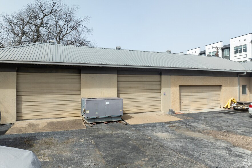 More Photos Of 13231 Bee St, Farmers Branch Industrial For Sale