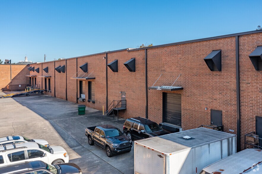 More Photos Of 4565-4575 Winters Chapel Rd, Atlanta Warehouse For Lease