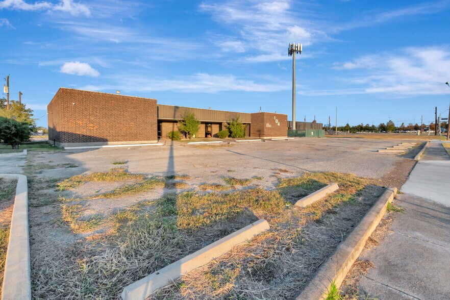 More Photos Of 104 Teakwood Dr, Victoria Medical For Sale