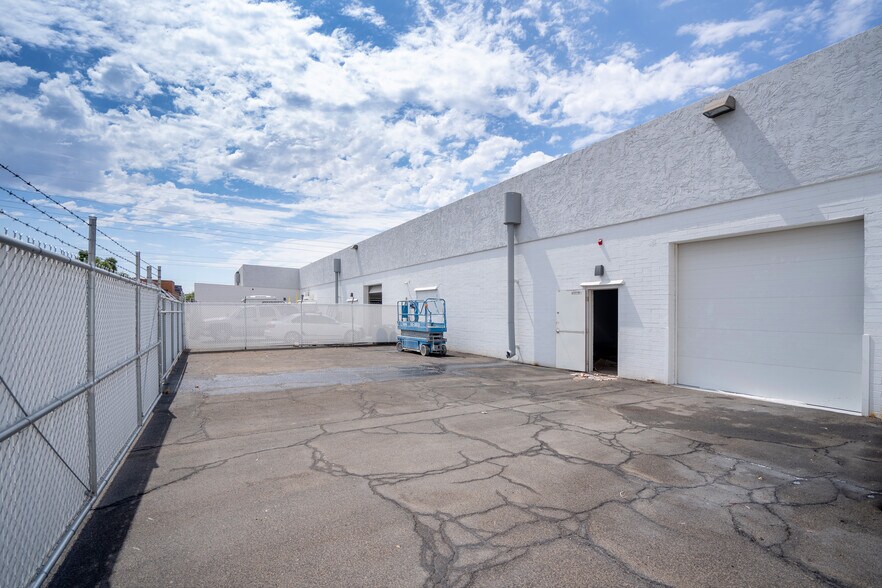 More Photos Of 2265 W Desert Cove Ave, Phoenix Manufacturing For Lease