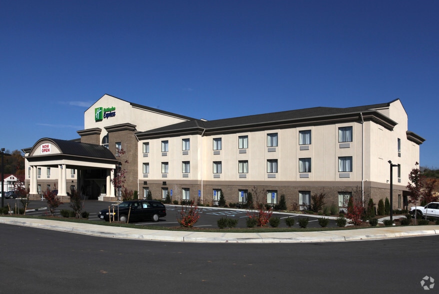 Primary Photo Of 3200 Lee Hwy, Troutville Hotel For Sale
