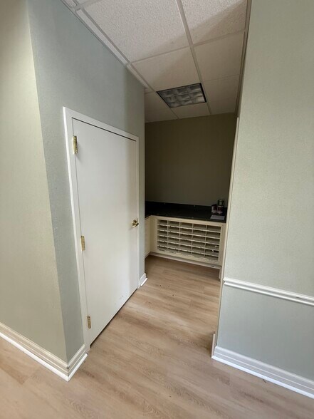 More Photos Of 611 E Glenn Ave, Auburn Office For Lease