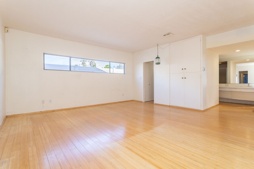 More Photos Of 9826 Columbus Ave, North Hills Apartments For Sale