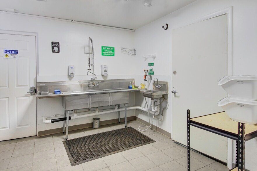 More Photos Of 1045 W 45th Ave, Denver Warehouse For Sale