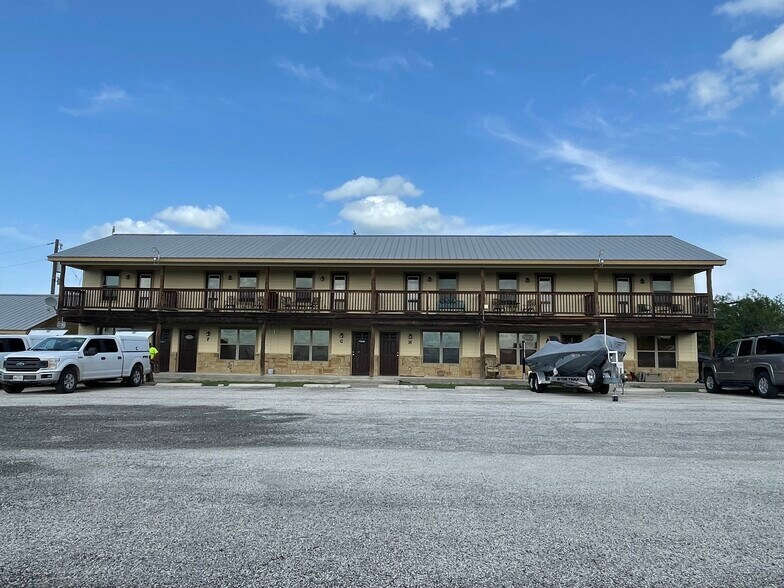 More Photos Of 141 Jeff St, Three Rivers Hotel For Sale