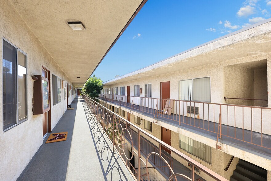 More Photos Of 332 Riverdale Dr, Glendale Apartments For Sale