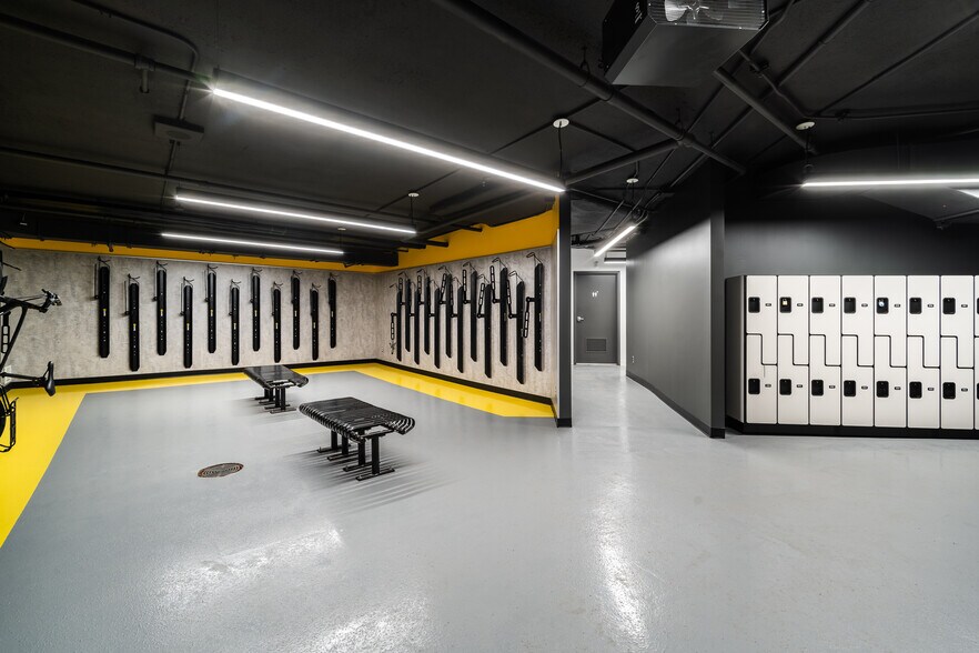 More Photos Of 2540 Boul Daniel-Johnson, Laval Office For Lease