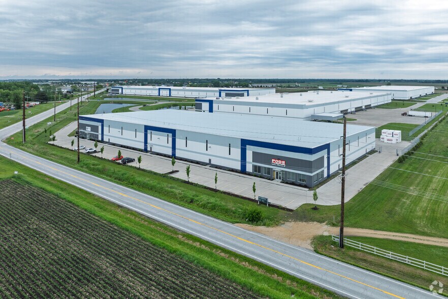 More Photos Of 4302 W 89th St, Davenport Warehouse For Lease