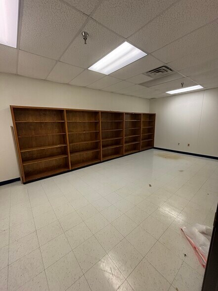 More Photos Of 315-330 E Spring St, Palestine Unknown For Lease