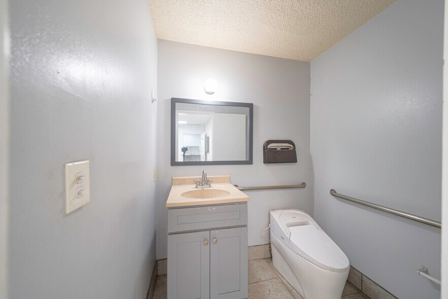 More Photos Of 6943 Eton Ave, Canoga Park Manufacturing For Sale