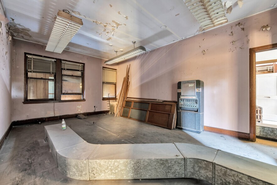 More Photos Of 9137 Linwood St, Detroit Parking Garage For Sale