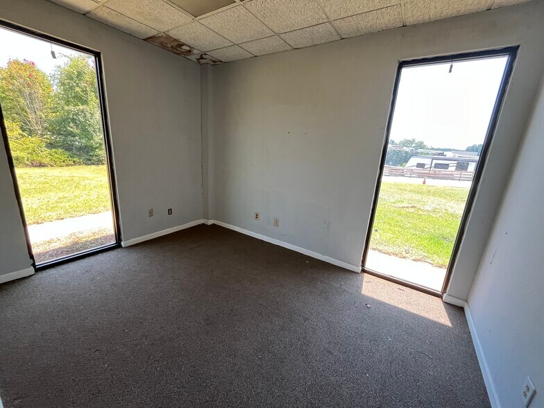 More Photos Of 9479 S Main St, Jonesboro Manufacturing For Lease