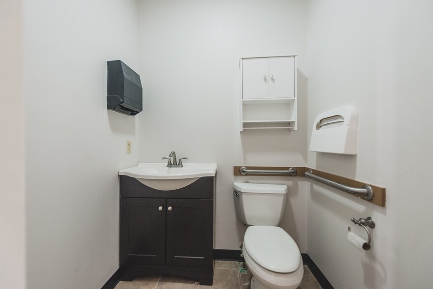 More Photos Of 2002 20th St, Kenner Office For Sale